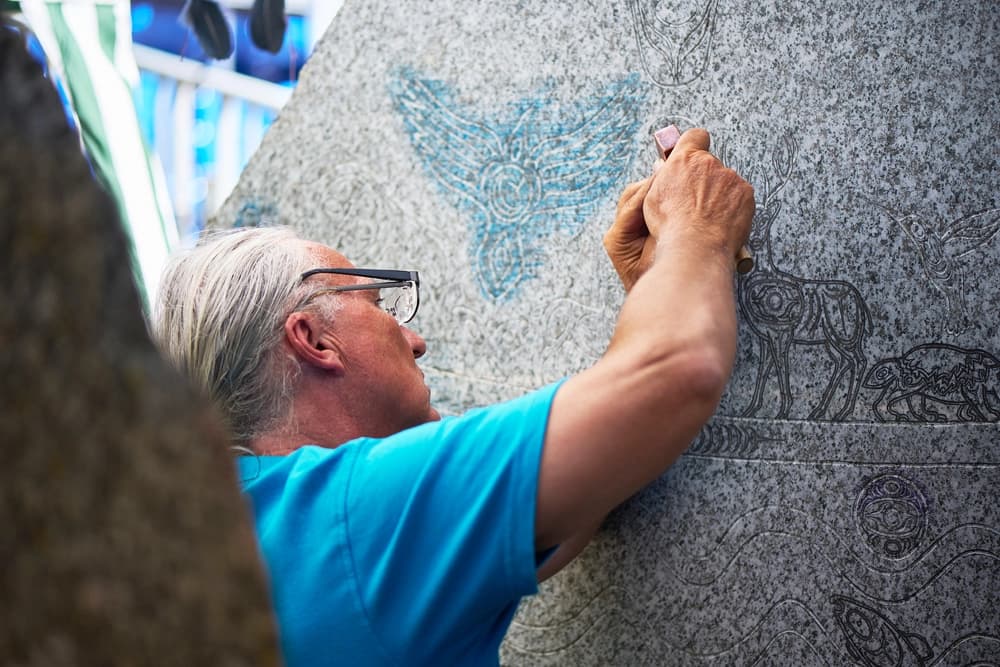David Seven Deers bei der Arbeit an The Spirit Canoe