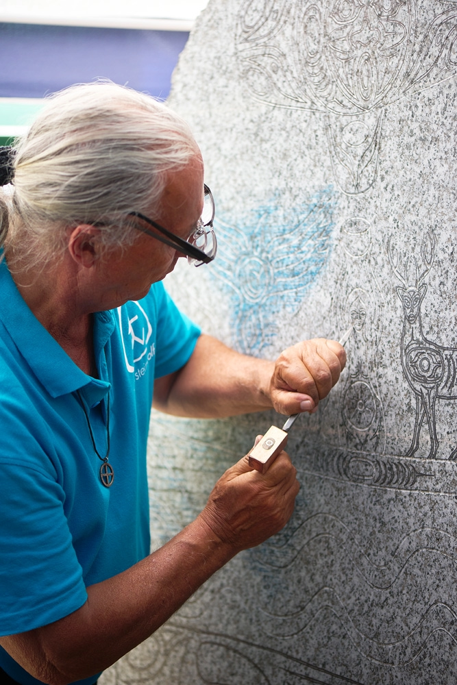 The Spirit Canoe - Monumentale Granitskulptur von David Seven Deers in Lübeck